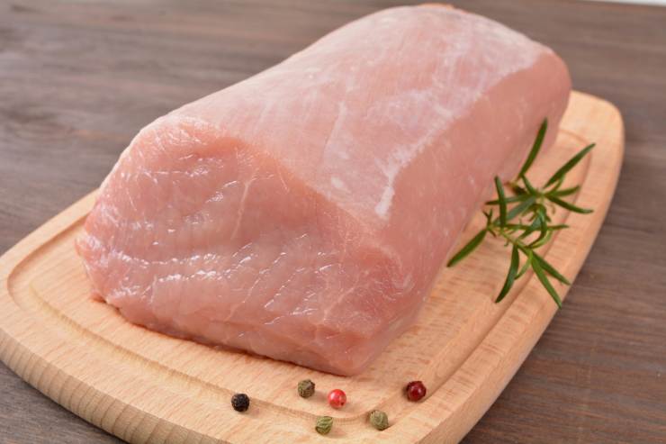 Prendi il pezzo d’arista già privato della copertina ed aprilo praticando un’incisione su un lato, a circa metà dell’altezza. Ritaglia quindi la fetta fino in fondo senza staccarla. Dopodiché, tieni la carne da parte ed occupati del ripieno.