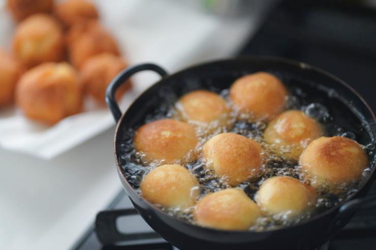 Mescola bene con le mani leggermente umide e poi stacca dei pezzetti di impasto e forma le tue polpettine. Metti a scaldare una padella con l’olio di semi di arachidi e, quando questo sarà diventato bello caldo, tuffaci dentro le polpette e friggile finché non saranno diventate belle dorate. Ci vorranno pochi minuti.