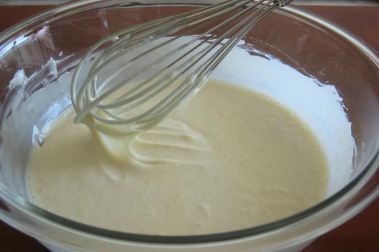 Prepara la pastella versando la farina in una scodella insieme ad un pizzico di sale e all’olio extravergine d’oliva. Dopodiché, unisci l’acqua frizzante fredda a filo mescolando velocemente con una frusta a mano, finché non avrai ottenuto una consistenza liscia ed omogenea. Mettila, quindi, a riposare nel freezer per 10 minuti.