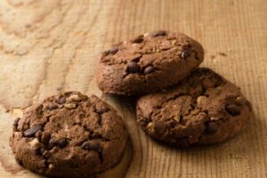 biscotti al cacao e alla cannella su tavolo di legno