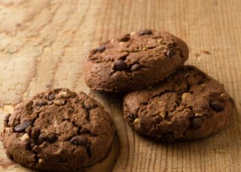 biscotti al cacao e alla cannella su tavolo di legno