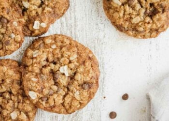 biscotti croccanti con fiocchi d'avena e gocce di cioccolato