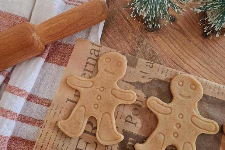 Trascorso il tempo necessario, riprendi l’impasto e stendilo con il mattarello, in modo da ricavare uno spessore di circa 6-7 mm. Con gli stampini a forma di omino o con qualsiasi altra formina realizza i biscotti e sistemali su una teglia coperta con la carta da forno. Cuoci tutto a 180 gradi, modalità ventilata, per 6-8 minuti e poi tira fuori i biscotti. In questa fase dovranno risultare un po’ morbidi.