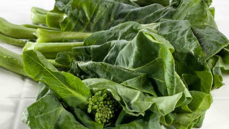 Pulite i broccoli eliminando le parti più dure dei gambi e tenendo foglie e cimette, lavateli accuratamente: portate a bollore abbondante acqua salata e sbollentateli per 5/6 minuti. Devono ammorbidirsi, ma conservare colore e consistenza: scolateli bene, conservando un mestolino dell’acqua di cottura.Mettete l’uvetta in ammollo in acqua fredda per almeno 10 minuti, poi strizzatela bene.