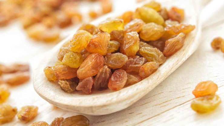 Unite l’uvetta ed i pinoli, aggiungete se serve un mestolino dell’acqua di cottura dei broccoli e lasciate insaporire ancora pochi minuti: alla fine regolate di sale, eliminate l’aglio e spegnete il fuoco. Servite i broccoli ben caldi, profumati e gustosi!