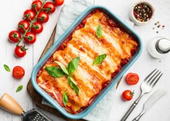 teglia con cannelloni al pomodoro