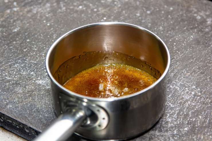 Controlla la temperatura del caramello con un termometro da cucina. A 160 gradi otterrai un caramello biondo e a 180 gradi uno bruno. L’importante è non superare questa temperatura, altrimenti rischi di bruciare tutto.
