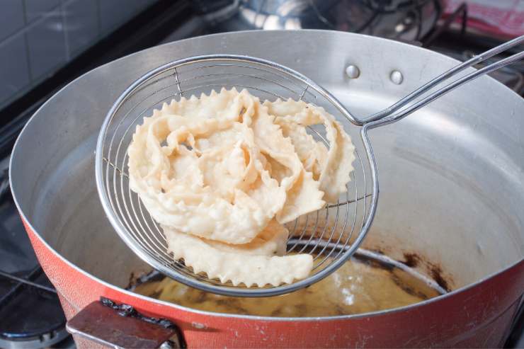 Metti, quindi, a scaldare una padella con l’olio di semi di arachidi e, una volta caldo, friggi le cartellate per un paio di minuti. Infine, scolale e mettile su un piatto coperto con carta assorbente.