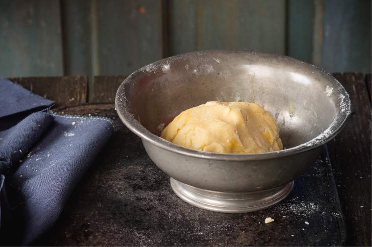 Per prima cosa impasta farina, vino bianco e olio extravergine d’oliva fino ad ottenere un composto omogeneo, morbido ed elastico. Lascialo riposare per circa 30 minuti a temperatura ambiente, coperto.