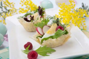 cestini di parmigiano con insalata