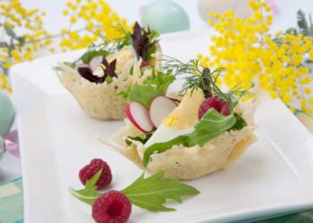 cestini di parmigiano con insalata