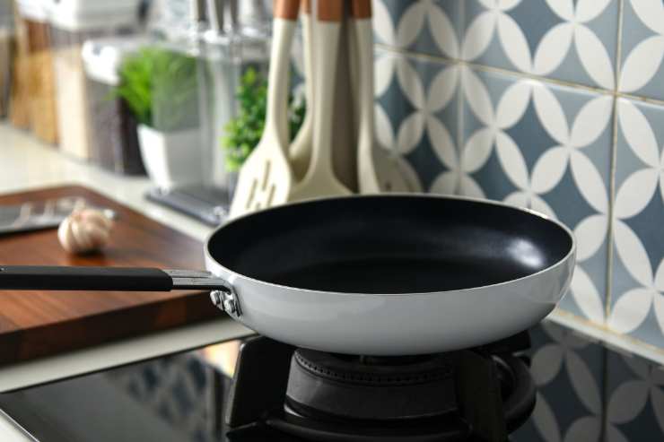 Metti al centro di ciascun quadratino 20 grammi di parmigiano grattugiato (circa 2 cucchiai) e distribuiscilo bene con il dorso di un cucchiaio, in modo da formare una specie di cerchio senza buchi. Scalda, quindi, una padella antiaderente e poi mettici sopra la carta da forno con il disco di parmigiano, un pezzo alla volta.