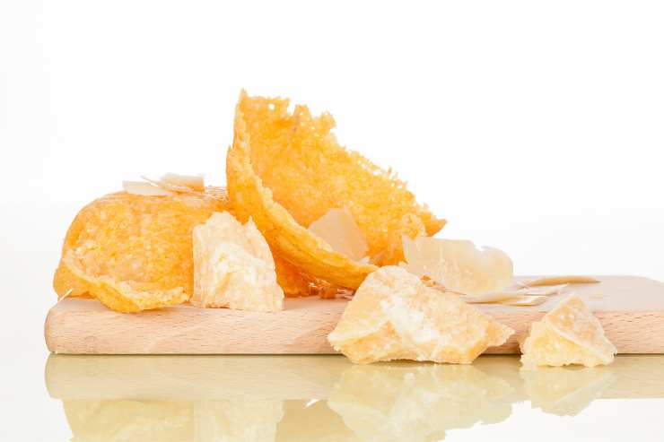 Lascia cuocere per qualche minuto a fiamma media ed il formaggio comincerà a sciogliersi e a dorarsi. A questo punto, togli la carta da forno con il parmigiano dal fuoco, aspetta giusto qualche istante e poi adagia tutto sul fondo di un bicchiere a testa in giù. Fai pressione con le mani, così da creare la tipica forma del cestino.