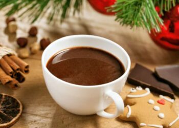 tazza con cioccolata calda cremosa senza zucchero