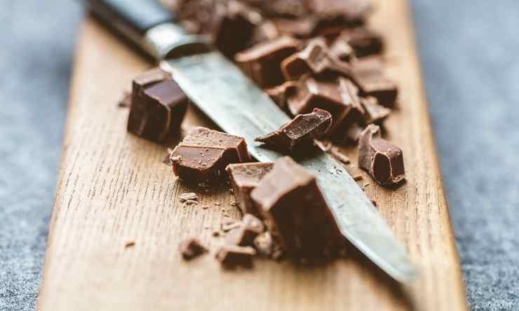 Tritate finemente il cioccolato e mettetelo in un pentolino dal fondo spesso: scioglietelo a bagnomaria oppure al microonde mescolando spesso, finché diventa liscio e lucido. Non deve bruciare: è fondamentale! Per cui se scegliete il microonde, procedete a più riprese fino ad ottenere la giusta consistenza. Togliete dal fuoco e mettete un attimo da parte.