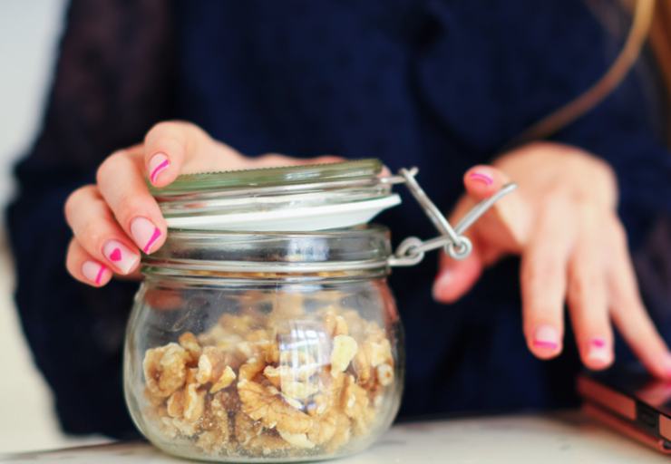 barattolo con dentro gherigli di noci