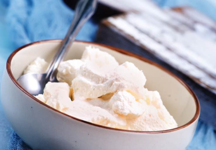 Riversiamo la crema ottenuta in una ciotola mentre a parte sgoccioleremo per bene la ricotta e la metteremo in un recipiente per stemperare con una forchetta e insaporire con sale e pepe;