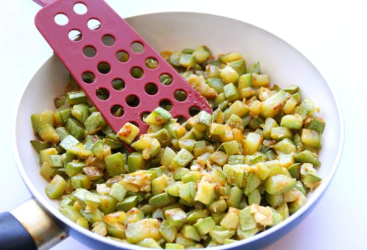 Scaldiamo un filo d’olio in una padella antiaderente e uniamo le zucchine. Mentre si dorano andiamo a riempire la pentola con l’acqua da portare a bollore per cuocere la pasta;