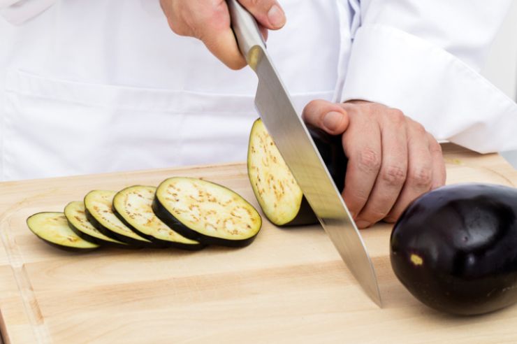Riempiamo e mettiamo sul fuoco una pentola piena d’acqua per cuocere la pasta. Mentre arriva a bollore laviamo le melanzane e i pomodorini. Dividiamo a metà i pomodorini; Tagliamo le melanzane a pezzetti dopo averle spuntate;
