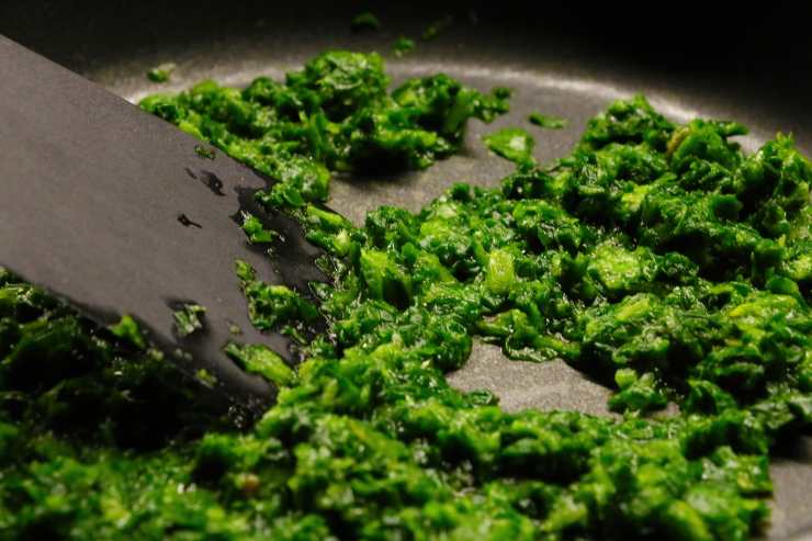 In un’altra padella cuoci gli spinaci già lavati con una noce di burro ed un pizzico di sale. Metti su anche una pentola d’acqua salata per la pasta e lessa i conchiglioni per metà del tempo indicato sulla confezione. Quando gli spinaci saranno pronti, strizzali e travasali in una scodella. Aggiungi la ricotta, il parmigiano grattugiato, la noce moscata, un pizzico di sale e di pepe e mescola bene. Trasferisci il composto in una sac à poche e, una volta pronta, scola la pasta.