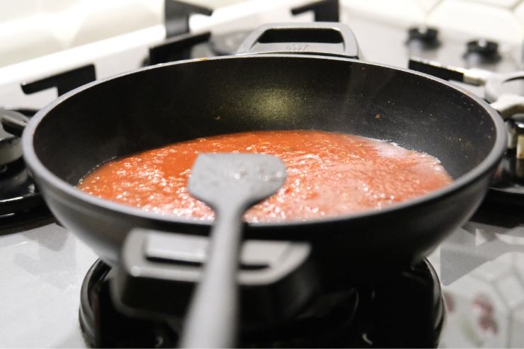 Trita la cipolla e mettila a soffriggere in un tegame con un giro d’olio extravergine d’oliva. Dopo qualche istante, aggiungi la passata di pomodoro, un goccio d’acqua e un pizzico di sale e cuoci con il coperchio per mezz’ora.