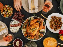 tavola apparecchiata con cibo