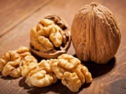 noci fresche su tavolo di legno