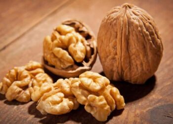 noci fresche su tavolo di legno