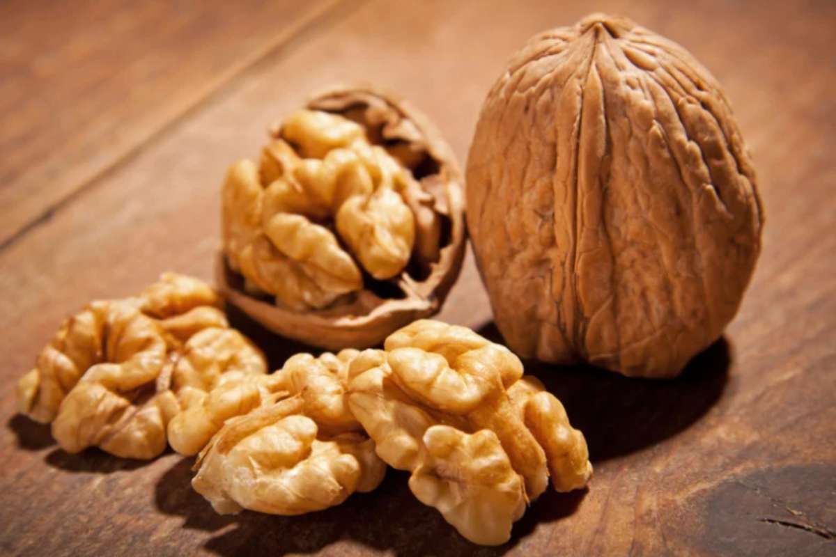 noci fresche su tavolo di legno