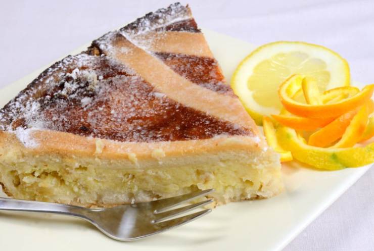 fetta di pastiera in piatto con forchetta