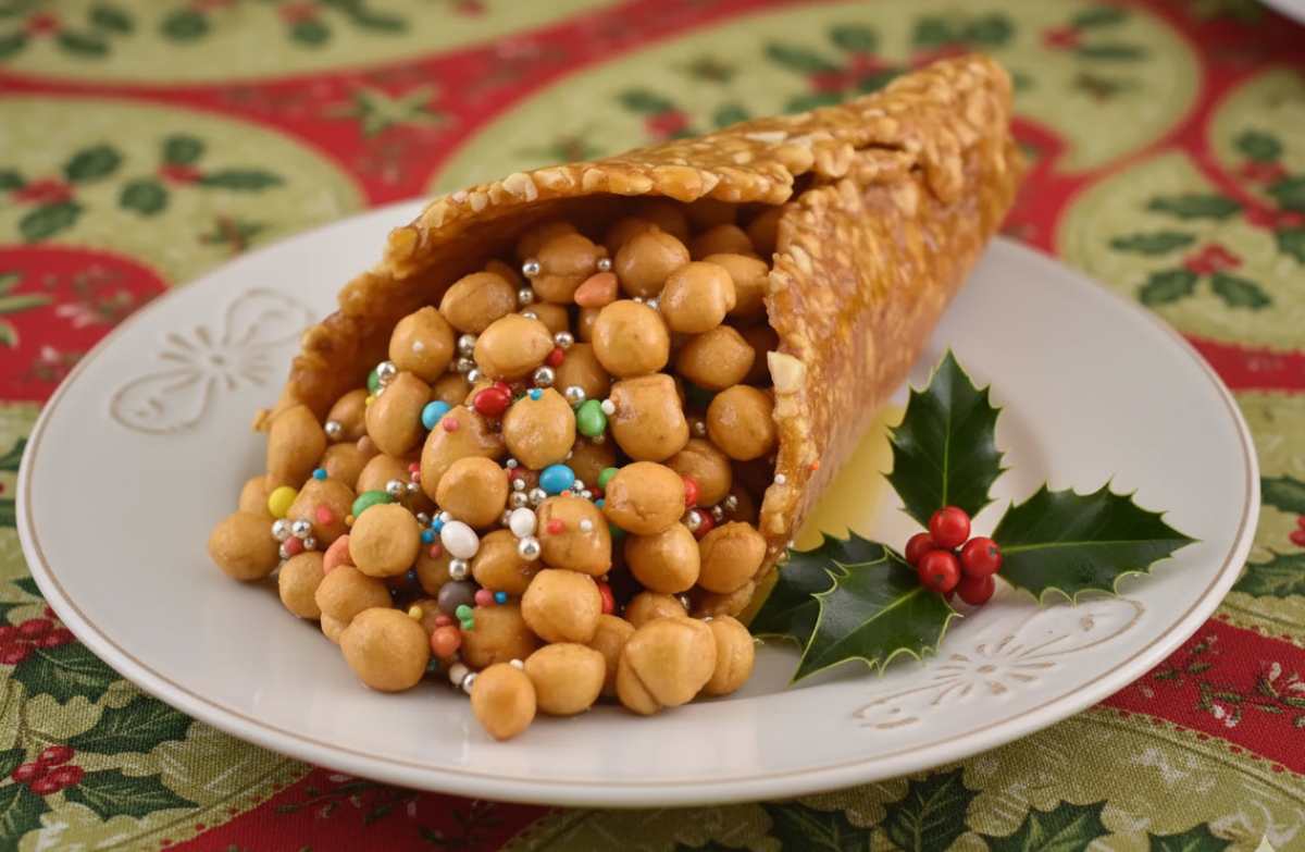 Struffoli Ricette Cornucopia di struffoli napoletani, il dessert che celebra fortuna ed ...