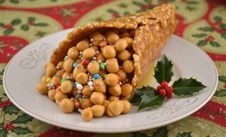 cono con struffoli napoletani