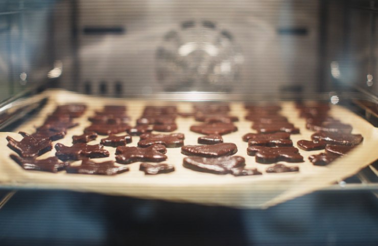 Adagiamo i biscotti su di una teglia foderata e cuociamo a 180 gradi per 12/15 minuti, fino a quando non saranno compatti;