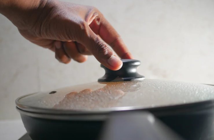 Accorpiamo anche la carne e il mazzetto di foglie di alloro, sedano e prezzemolo. Copriamo con un coperchio e lasciamo cuocere a fiamma bassa per due o tre ore, rimescolando di tanto in tanto. Non uniamo acqua, le cipolle rilasceranno la loro. Trascorso il tempo necessario andiamo a togliere le foglie di alloro, prezzemolo e sedano. Sfumiamo con metà del vino;