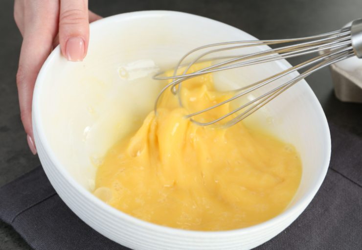 Riversiamo all’interno la crema di ricotta. Usiamo l’eccesso di frolla per realizzare un altro disco con cui andremo a coprire il ripieno. Sbattiamo l’ultimo uovo e usiamolo per spennellare la superficie della frolla;