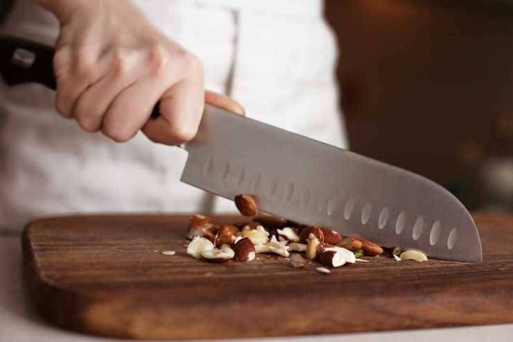 Stendete la frolla e foderate una tortiera da circa 20/22 centimetri mettendo da parte l’impasto in eccesso. Distribuite gli amaretti sbriciolati sulla base creando uno strato uniforme, poi aggiungete le pere e livellate.