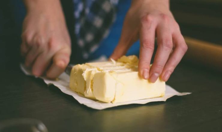 Iniziate preparando la frolla: mescolate farina, zucchero e burro a pezzetti e lavorate in modo da ottenere un impasto sabbioso, poi unite l’uovo ed impastate rapidamente fino a realizzare un panetto compatto.Avvolgete e lasciate riposare in frigo per 30 minuti, quindi sbucciate le pere e tagliatele a cubetti: conditele con zucchero di canna, limone e se vi piace, un goccio di rum.