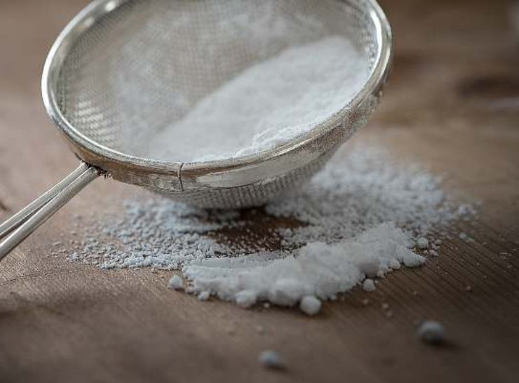 Cospargete la superficie con la restante frolla ben sbriciolata e le mandorle tritate grossolanamente cuocete in forno a 180 gradi per 35/40 minuti, finché apparirà dorata: lasciate raffreddare completamente prima di servire, poi sformatela con delicatezza e gustatela con un po’ di zucchero a velo!