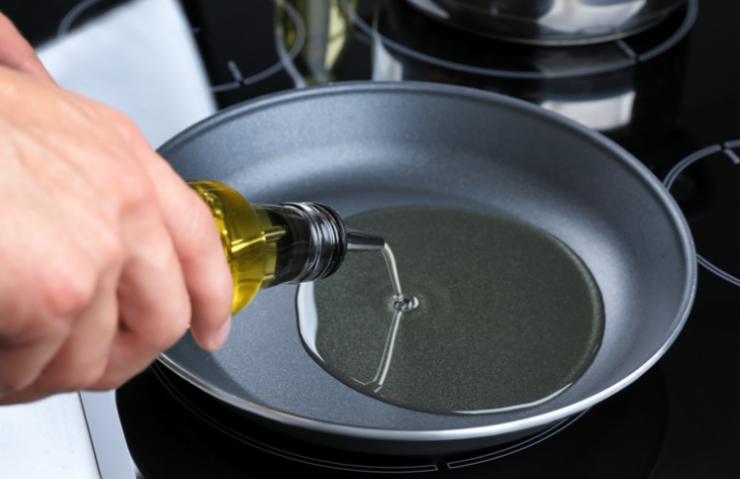 Prendiamo una padella antiaderente e scaldiamo all’interno l’olio d’oliva. Lasciamo scaldare e adagiamo i pezzetti di petto di pollo. Facciamo dorare su entrambi i lati. Spostiamo i pezzetti di pollo in un piatto;