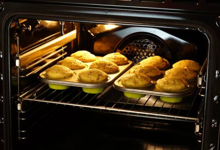 Inforniamo a 180 gradi e cuociamo per 15/20 minuti fino a quando non saranno ben dorati. Una volta tolti dal forno facciamo raffreddare e cospargiamo di zucchero a velo.