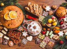 tavola con dolci natalizi