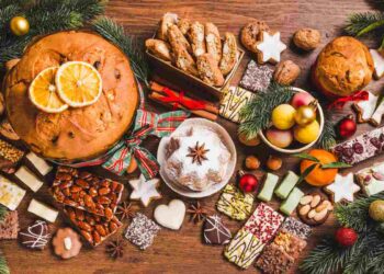 tavola con dolci natalizi