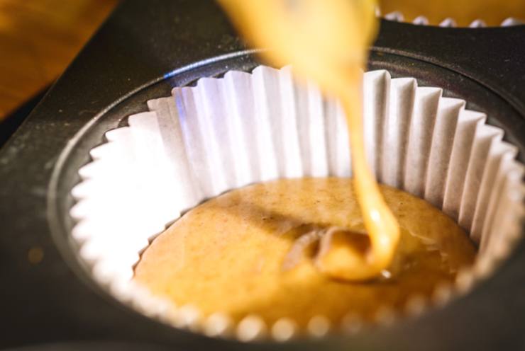 Uniamo adesso il cioccolato bianco tritato e mescoliamo per distribuire con una spatola e riversiamo la crema ottenuta nei classici stampini da muffin, riempendo fino ad un dito dal bordo