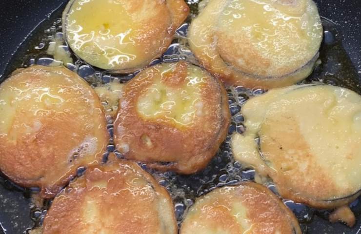 Scaldiamo l’olio per friggere in una padella e quando sarà caldo immergiamo i nostri medaglioni. Lasciamo dorare su entrambi i lati e poi solleviamoli dall’olio per sgocciolare su carta assorbente.