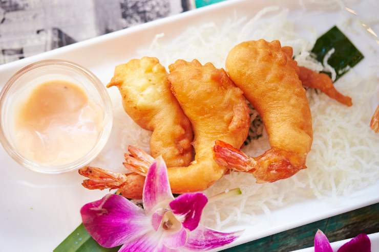 Cuocili qualche minuto per lato e, non appena saranno diventati belli dorati e croccanti, scolali e mettili ad asciugare su un piatto coperto di carta assorbente. Infine, servili caldi o tiepidi.