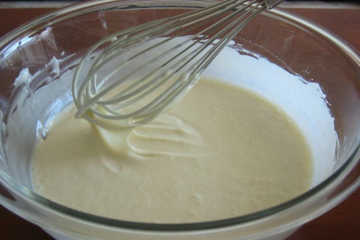 Quando avrai ottenuto una pastella liscia ed omogenea, coprila con la pellicola trasparente e lasciala riposare in frigo per 30 minuti.