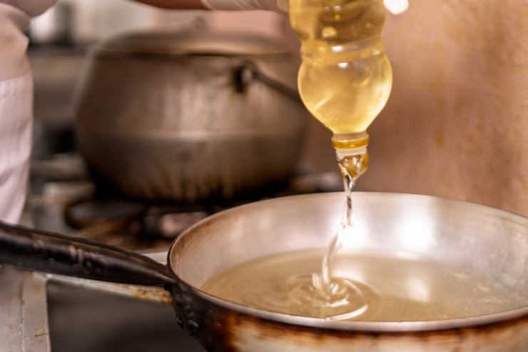 Metti a scaldare una padella sul fuoco con l’olio di semi di arachidi e riprendi la pastella. Non appena l’olio sarà ben caldo, immergi i gamberi nella pastella e poi friggili nell’olio bollente.