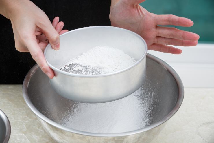 Prepara la pastella setacciando in una scodella la farina 00 ed unisci il lievito istantaneo per torte salate. Aggiungi quindi l’acqua frizzante fredda, mescolando con una frusta elettrica, in modo da non far formare grumi.