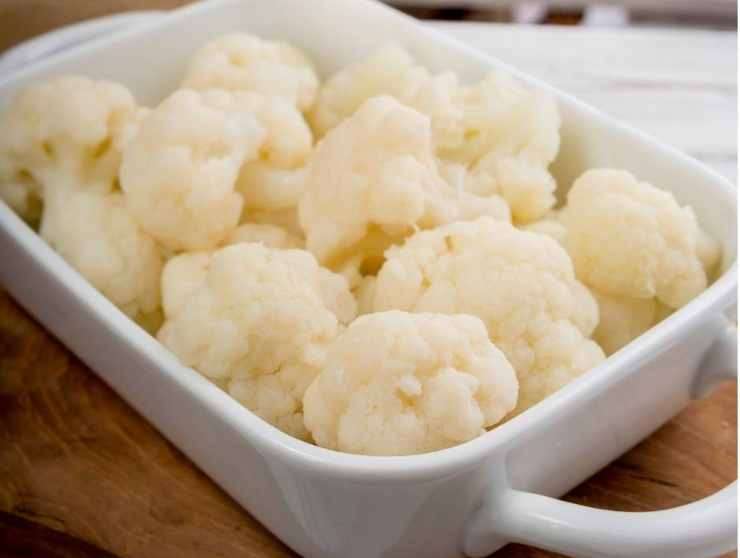 Pulite carciofi, broccoli e cavolfiore: tagliateli a pezzi regolari e sbollentateli per pochi minuti in acqua leggermente salata, poi scolateli e fateli asciugare bene. Non dovranno sfaldarsi, ma solo ammorbidirsi, conservando la loro consistenza. Tagliate anche il baccalà in pezzi regolari ed asciugatelo con carta da cucina: più sono asciutti gli ingredienti, più la pastella aderirà bene e resterà croccante.