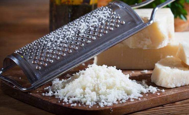 Trascorso il tempo necessario stendete la pasta con il mattarello a circa mezzo centimetro di spessore e ricavate le forme che preferite: stelline, alberelli, tondi. Disponete i biscotti su una teglia e cuoceteli a 180 gradi per 12/14 minuti, finché diventano leggermente dorati. Prelevateli e fateli asciugare su una gratella: diventeranno perfettamente friabili e saranno perfetti da gustare o regalare!